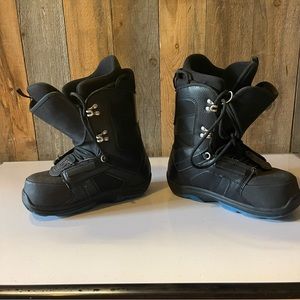 Boys Burton progression youth snowboard boots size 7. Great condition